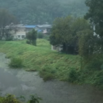 【衝撃】「あ！」台風で増水した川に人間が飛び込んだ