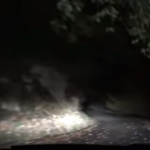 【恐怖】夜の山道。前をとろとろ走る軽自動車。その車が急に止まり、両腕がない奴が降りてきて叫びながらこっちにきた