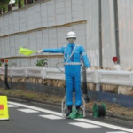 【何これ怖い！】道路工事の旗振りロボットって目動く？