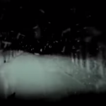 【恐怖】雪の山道、車にへばりつく女